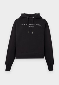 Juoda trumpa hoody su reguliuojamu kapišonu, priekyje esantis baltas logo tekstas "TOMMY HILFIGER EST. 1985" ir megztos rankogaliai bei apatinė dalis.