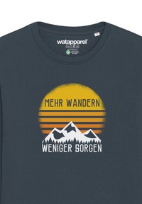 Dunkelblaues Langarm-T-Shirt mit einem Grafik von Bergen und einer halben Sonne in Gelb und Orange, mit dem Text "MEHR WANDERN WENIGER SORGEN."