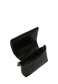 Borsa a tracolla in pelle nera con una texture liscia, forma rettangolare, scomparti con cerniera e apertura a pattina. Design minimalista senza accenti.