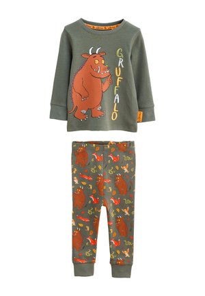 Top verde de manga larga con un gran personaje marrón de Gruffalo y pantalones a juego con múltiples estampados de Gruffalo y animales del bosque.