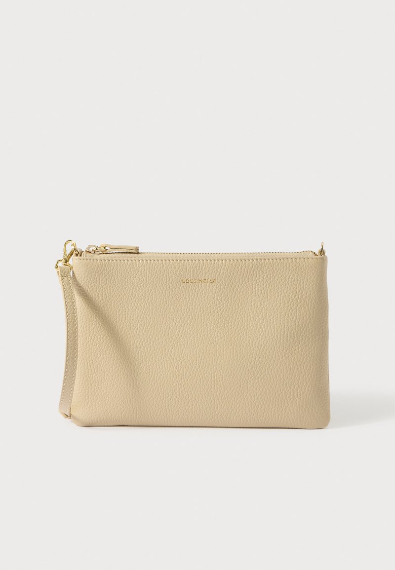 Bež kožna torbica s teksturiranom površinom, sa zlatnim patentnim zatvaračem i metalnim detaljima, te bočnom narukvicom za nošenje.