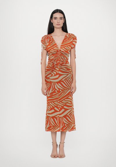 Röd och orange klänning med mönster, rynkad detaljering, korta puffärmar, djup V-ringning och mitt på vaden-längd. Lätt, strukturerat tyg.
