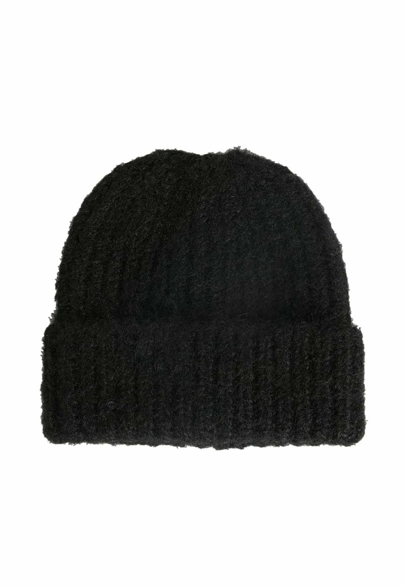 Beanie nero lavorato a maglia realizzato in un tessuto morbido e texture; presenta un orlo arrotolato e righe verticali per ulteriore dettaglio e calore.