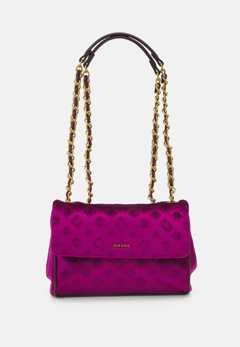 Sac à épaule violet à motifs avec des bandoulières en chaîne dorée et un rabat avec un petit logo Guess doré.