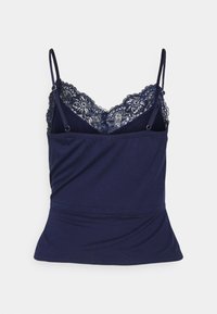 Marineblauwe cami met kantafwerking, verstelbare spaghettibandjes en een aansluitend ontwerp. Zachte, gladde stof met een lichte draping bij de taille.