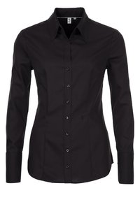 Chemise noire à boutons avec un col structuré, des manches longues et une coupe ajustée ; présente des boutons noirs et un logo brodé subtil sur le côté.