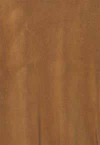 Zachte, gestructureerde stof in een warme, medium bruine kleur, met een gladde, egale oppervlakte en subtiele glansvariaties.