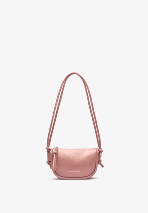 Kleine rosa Leder-Umhängetasche mit doppeltem Träger und dezentem Markenlogo vorne, Reißverschluss oben.