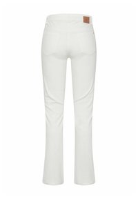 Witte flare jeans gemaakt van een zachte katoenmix, met achterzakken en een klein bruin leren label bij de tailleband voor detail.