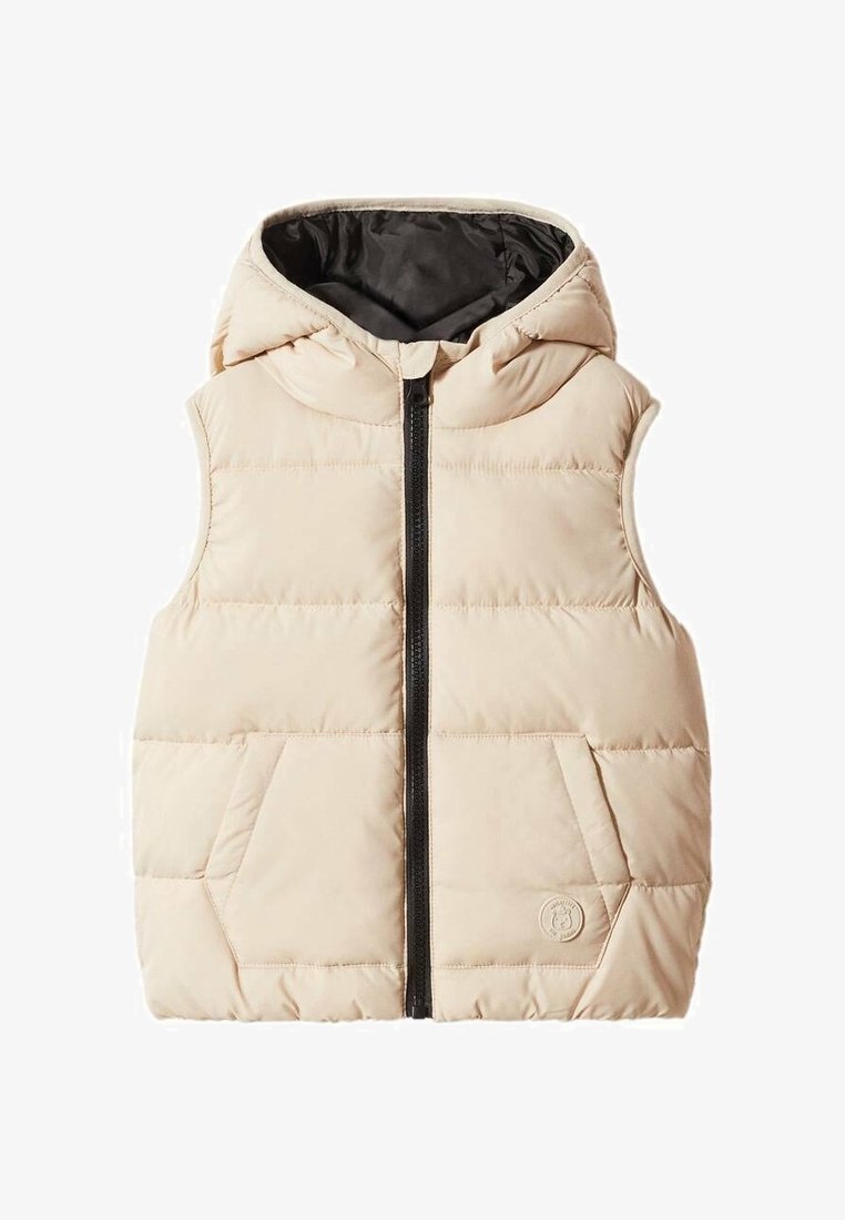 Beige gewatteerd vest met capuchon, voorzien van een zwarte ritssluiting en twee voorzakken. Geheel in een getextureerd doorgestikt patroon met een logodetail.