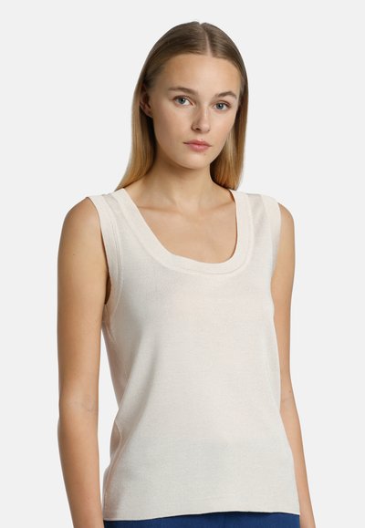 Top sin mangas de color beige claro con escote redondeado. Hecho de una tela de punto acanalado, tiene una textura suave y un dobladillo recto.