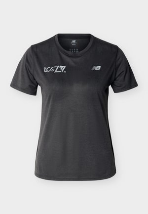 Czarna sportowa koszulka z krótkim rękawem z logo TCS NYC Marathon 2026 i New Balance na klatce piersiowej, wykonana z oddychającego materiału siateczkowego.