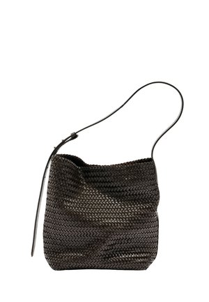 Czarna pleciona skórzana torebka na ramię z pojedynczym regulowanym paskiem i miękkim, luźnym, prostokątnym kształtem.