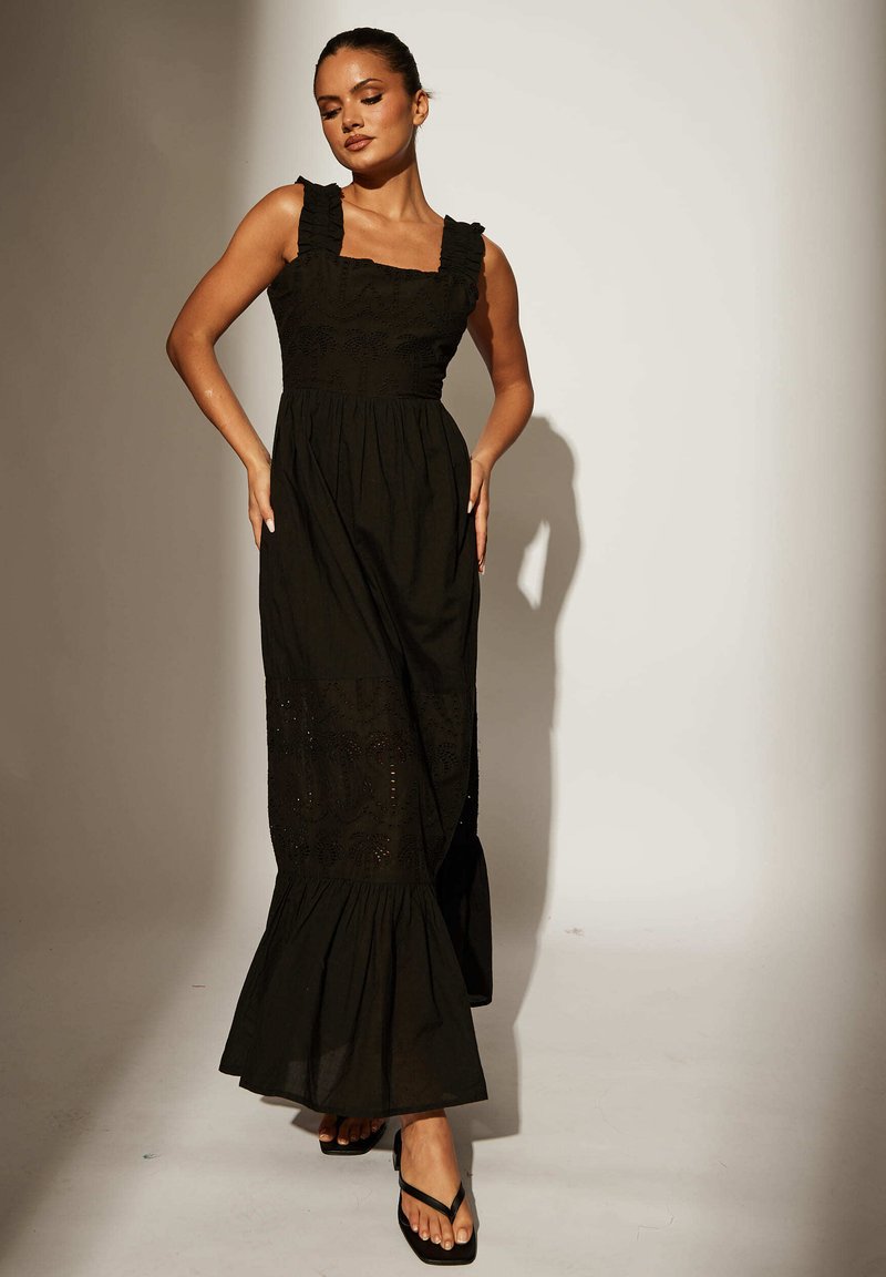 Svart maxiklänning med fyrkantig halsringning, volangärmar och broderade detaljer. Har en utsvängd nederdel och lätt tyg.