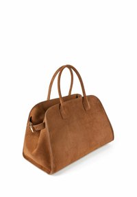 Bruine suède handtas met ronde vorm, twee stevige handvatten en een ritssluiting. Gladde leren accenten benadrukken de ontwerpdetails.