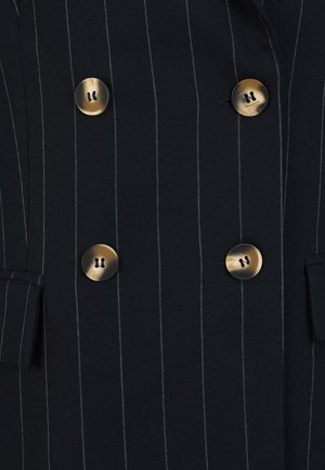 Marineblaues, gestreiftes, doppelt knopfbares Blazer mit goldenen Knöpfen und Stofftaschen, das über eine glatte Textur und strukturierte Schneiderdetails verfügt.
