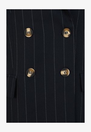 Granatowa marynarka w paski w stylu double-breasted z złotymi guzikami i materiałowymi kieszeniami, charakteryzująca się gładką fakturą i starannym krojem.