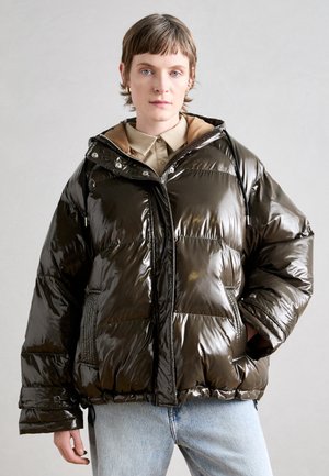 Dunkelgrüne Pufferjacke, glänzendes Material, oversized Schnitt, gesteppte Optik, durchgehender Reißverschluss, Kordelzugsaum und Kapuze mit Druckknopfdetails.