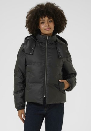 Schwarze Daunenjacke mit hohem Kragen, Reißverschluss vorne und Druckknopf-Details. Verfügt über gerippte Bündchen und zwei seitliche Taschen für zusätzlichen Nutzen.