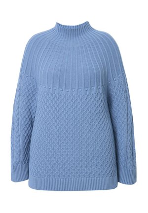 Maglione a maglia di colore azzurro chiaro con colletto alto, caratterizzato da un motivo a trecce e coste, maniche lunghe e una vestibilità rilassata.