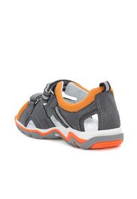 Šedá a oranžová uzavřená sandál s výřezovými detaily, vyrobená z semiše, s nastavitelným páskem a gumovou podrážkou s texturovaným gripem.