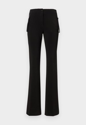 Sorte flared bukser lavet af et glat, strækbart materiale. Har frontknaplukning og sidelommer med lynlås for øget funktionalitet.