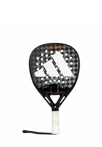 Zwarte en grijze padelracket met een gestructureerd koolstofvezel ontwerp, ronde gaten voor grip, en een witte handgreep met rode stippen en een polsbandje.