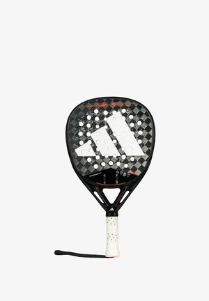 Zwarte en grijze padelracket met een gestructureerd koolstofvezel ontwerp, ronde gaten voor grip, en een witte handgreep met rode stippen en een polsbandje.