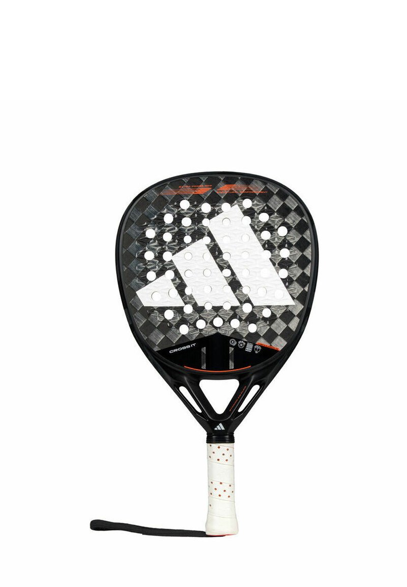 Zwarte en grijze padelracket met een gestructureerd koolstofvezel ontwerp, ronde gaten voor grip, en een witte handgreep met rode stippen en een polsbandje.