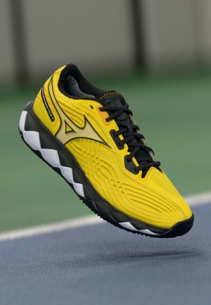 Nike-Laufschuh mit einem leuchtend gelben Obermaterial, schwarzem Schnürsystem, strukturierten Details und einer gepolsterten schwarz-weißen Sohle.