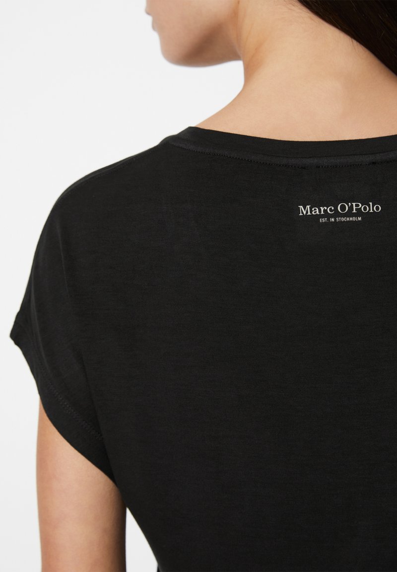 Schwarz, kurzärmliges Shirt mit Rundhalsausschnitt, ausgestattet mit einem dezenten Logo auf der Rückseite, glatter Textur und lockerer Passform.