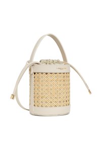 Borsa tonda con corpo in rattan intrecciato, bordatura in ecopelle beige e chiusura con coulisse, interni in tessuto di colore chiaro.