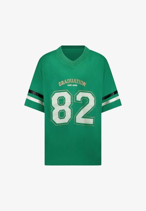 Groen T-shirt met korte mouwen en een V-hals, met boven het nummer "82" in witte mesh de tekst "GRADUATION" en zwart-witte gestreepte accenten op de mouwen.