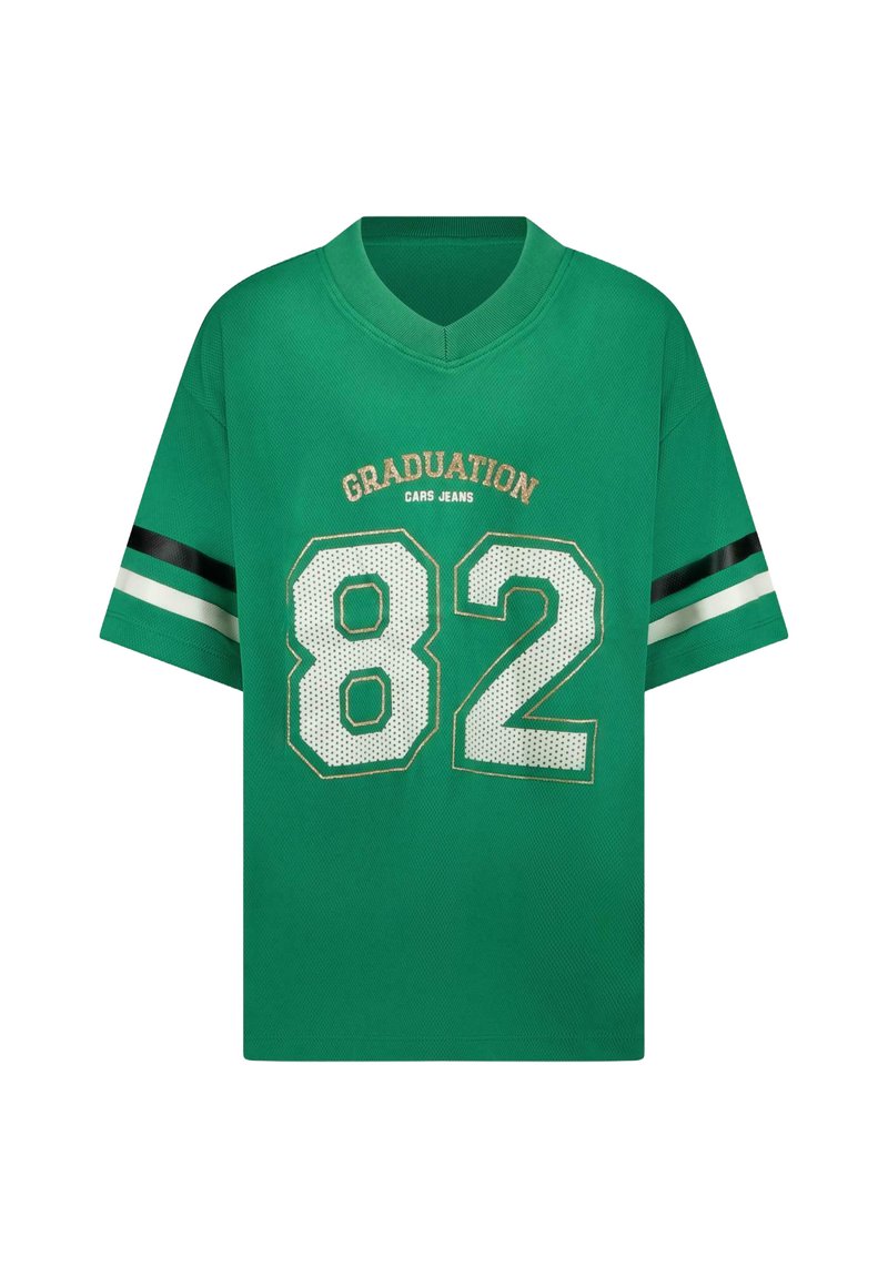 Groen T-shirt met korte mouwen en een V-hals, met boven het nummer "82" in witte mesh de tekst "GRADUATION" en zwart-witte gestreepte accenten op de mouwen.