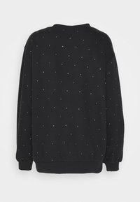 Černá mikina s kulatým výstřihem a dlouhými rukávy, zdobená rozptýlenými šperky na zádech. Měkká textura látky.