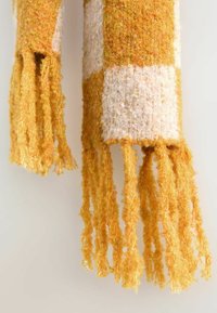 Gewebter Schal im gelb- und cremefarbenen Karomuster, mit strukturiertem Finish und langen, fransigen Enden. Weiches Material mit einem flauschigen Aussehen.