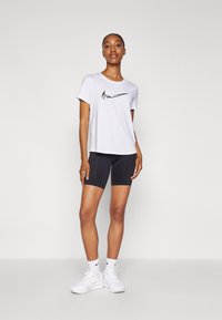 Nike Performance ONE TOP - T-skjorte til trening - white/black