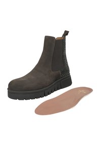 Bruine suede enkellaars met elastische zijpanelen, textuur aan de achterkant en een chunky zwarte rubberen zool. Inclusief een uitneembare beige binnenzool.