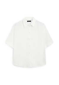 Camicia bianca a maniche corte realizzata in tessuto leggero, con colletto classico, chiusura con bottoni e orlo arrotondato con una leggera texture.
