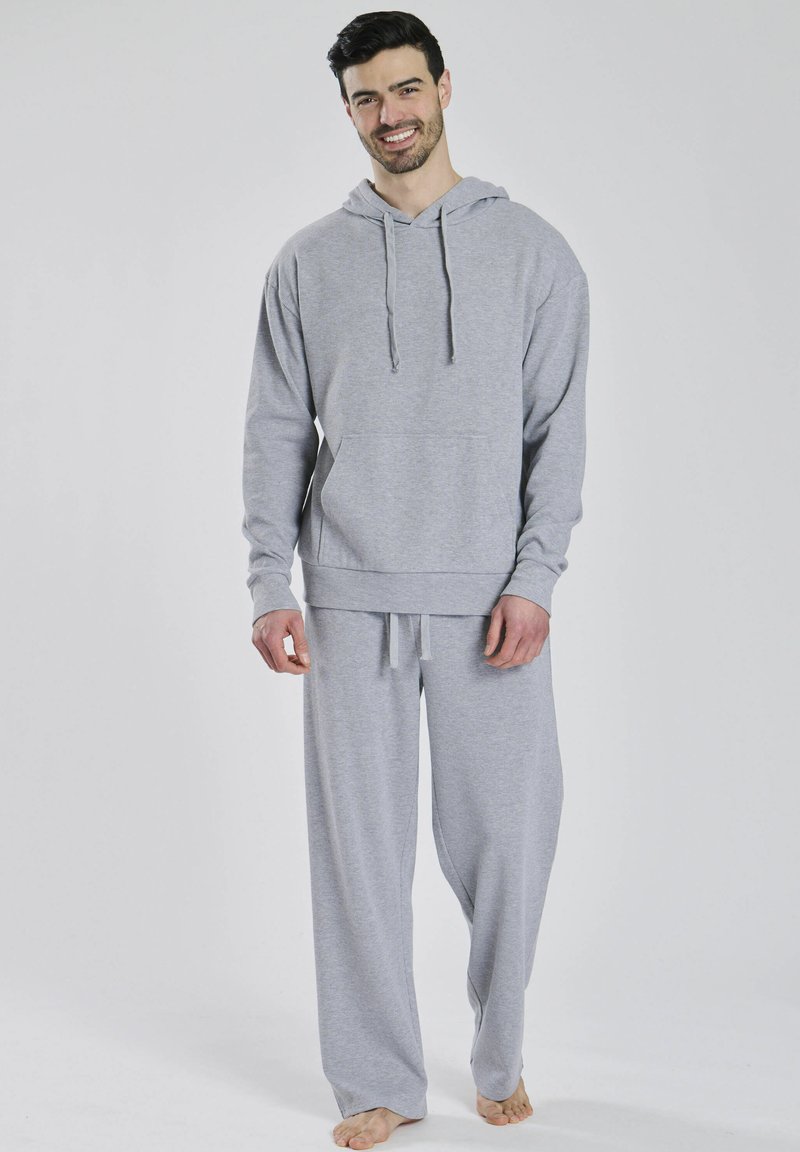 Grå hættetrøje og matchende sweatpants lavet af blødt bomuldsblandingsstof. Hættetrøjen har en kengurulomme og justerbare snore.