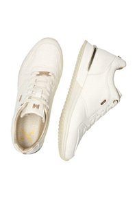 Chaussures de sport texturées blanches avec un design à lacets et des accents dorés. Elles possèdent un dessus lisse, une semelle en caoutchouc et un logo en relief sur la languette.