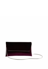 Pochette en velours de couleur bordeaux foncé, présentant une forme élégante, un rabat plié et une bandoulière en chaîne argentée. Texture lisse avec une légère brillance.