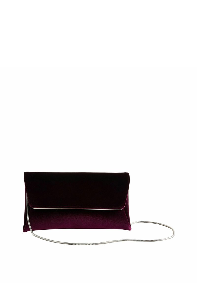 Pochette en velours de couleur bordeaux foncé, présentant une forme élégante, un rabat plié et une bandoulière en chaîne argentée. Texture lisse avec une légère brillance.