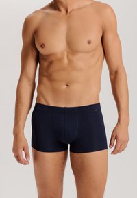 Marinblå kalsonger i trunk-stil gjorda av mjuk bomull, med en åtsittande design, elastisk midjeband och subtilt varumärkesmärke framtill.