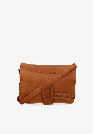 Borsa a tracolla in pelle marrone con patta frontale, bordi cuciti e tracolla indossata diagonalmente sulla borsa.