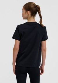 Sort bomulds T-shirt med en afslappet pasform, korte ærmer og runde halsudskæring. Har en glat tekstur uden synlige mønstre eller grafik.