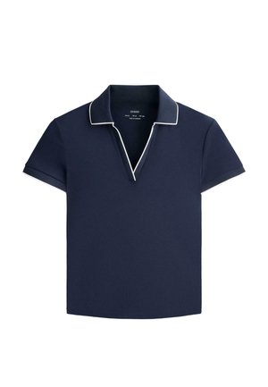 Polo a maniche corte blu navy con piping bianco sul colletto e sui bordi delle maniche, con apertura a V sul collo.