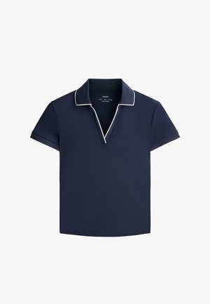 Tengerészkék rövid ujjú galléros póló, fehér csíkozással a galléron és az ujj szélén, V-nyakú nyitással.