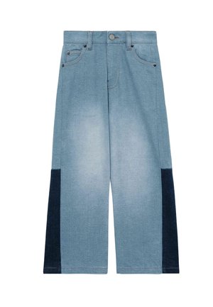 Pantalons en denim bleu clair avec une coupe large, dotés de panneaux latéraux bleu foncé. Inclut des poches devant et une fermeture à bouton en métal.