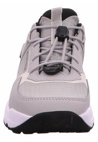 Chaussure de sport grise avec un dessus en maille, système de laçage ajustable, orteil texturé et accents noirs. Semelle extérieure épaisse blanche et noire pour une meilleure adhérence.